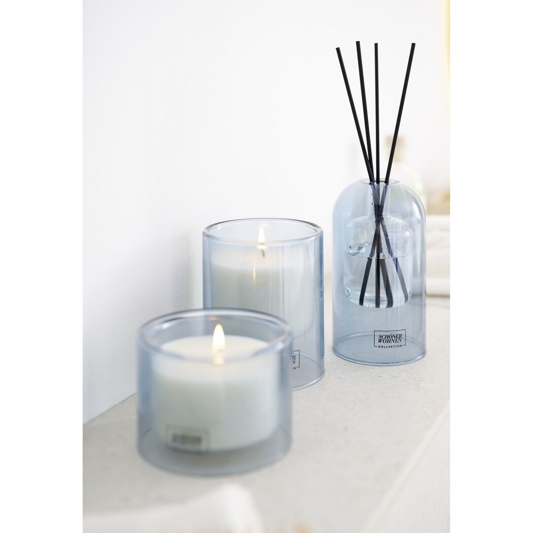 Duftkerzen und Diffusor 'Schöner Wohnen Kollektion' in blauem Glas.