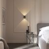 Warmweißer LED-Spot 'Chia' an Wand im Schlafzimmer.