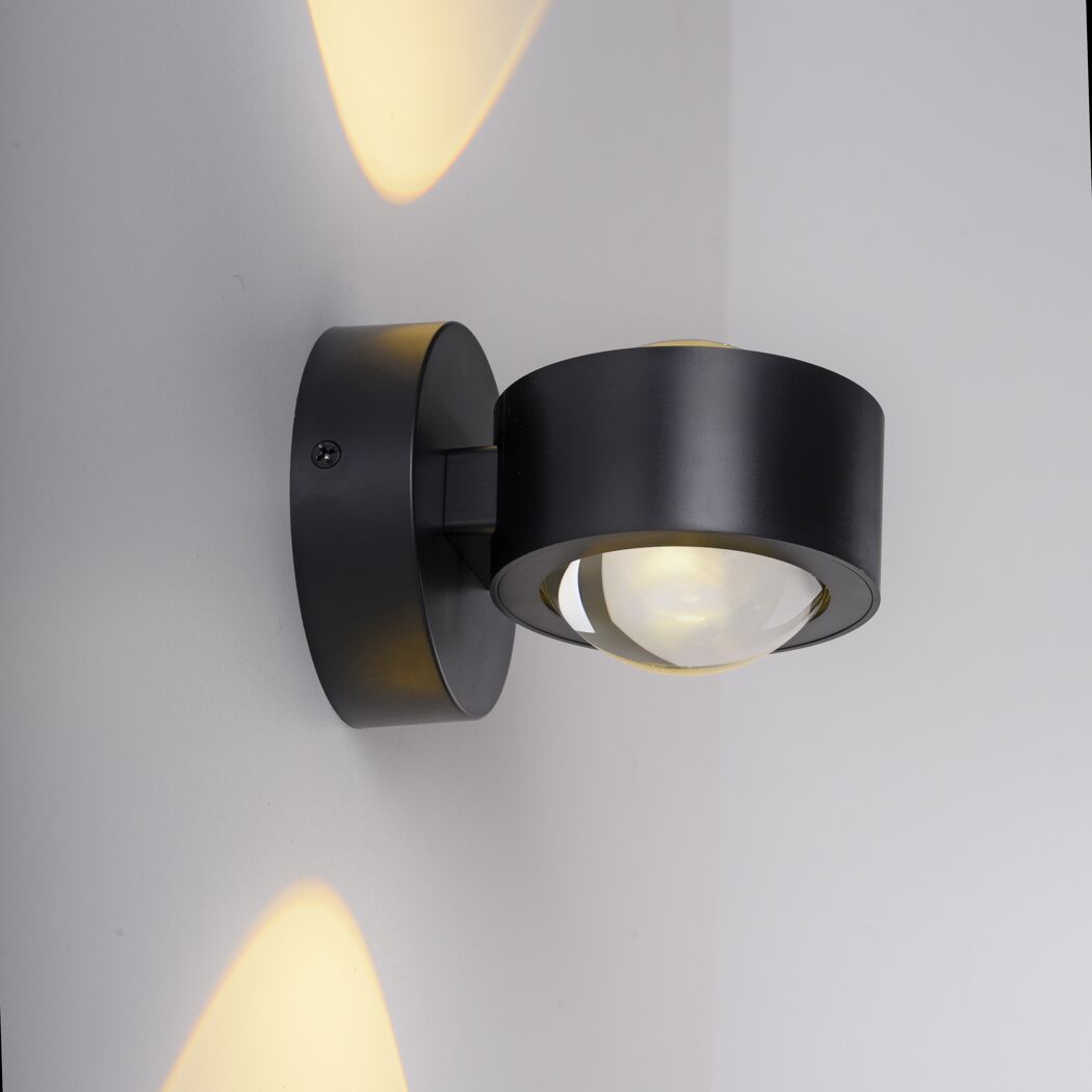 Schwarzer LED-Spot 'Chia' leuchtet warmweiß an der Wand
