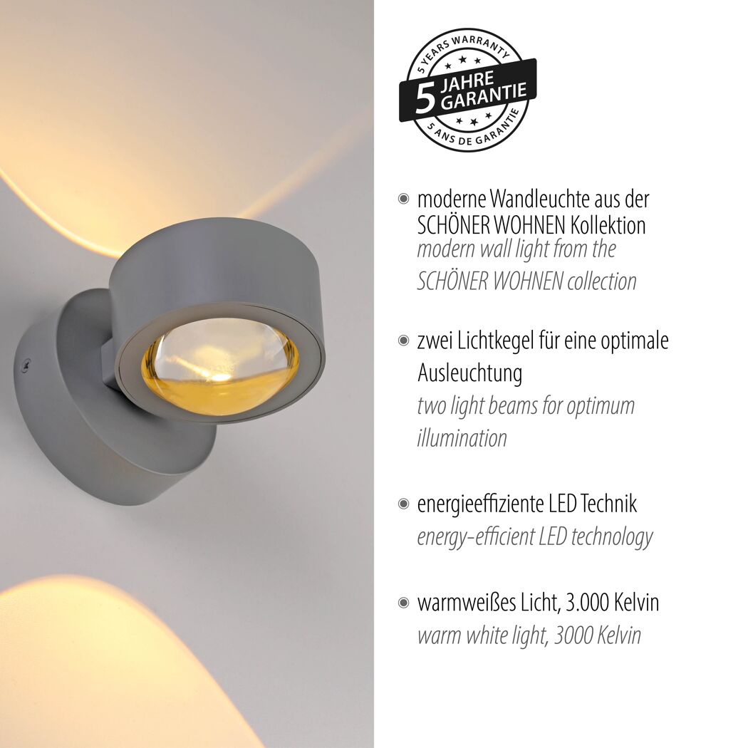 Grauer LED-Spot 'Chia' beleuchtet Wand warmweiß.