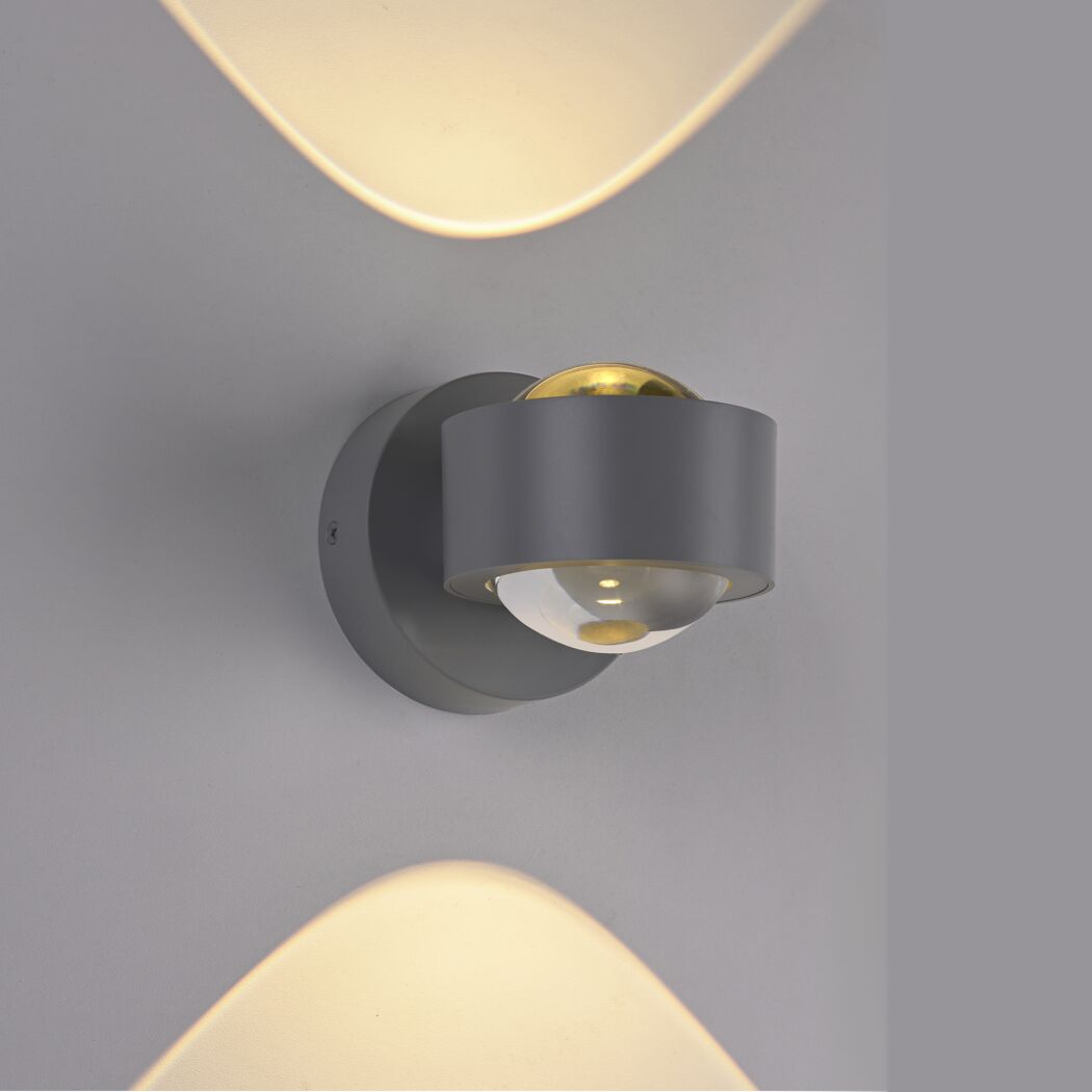 LED-Spot 'Chia' an Wand mit Lichtschein nach oben und unten.