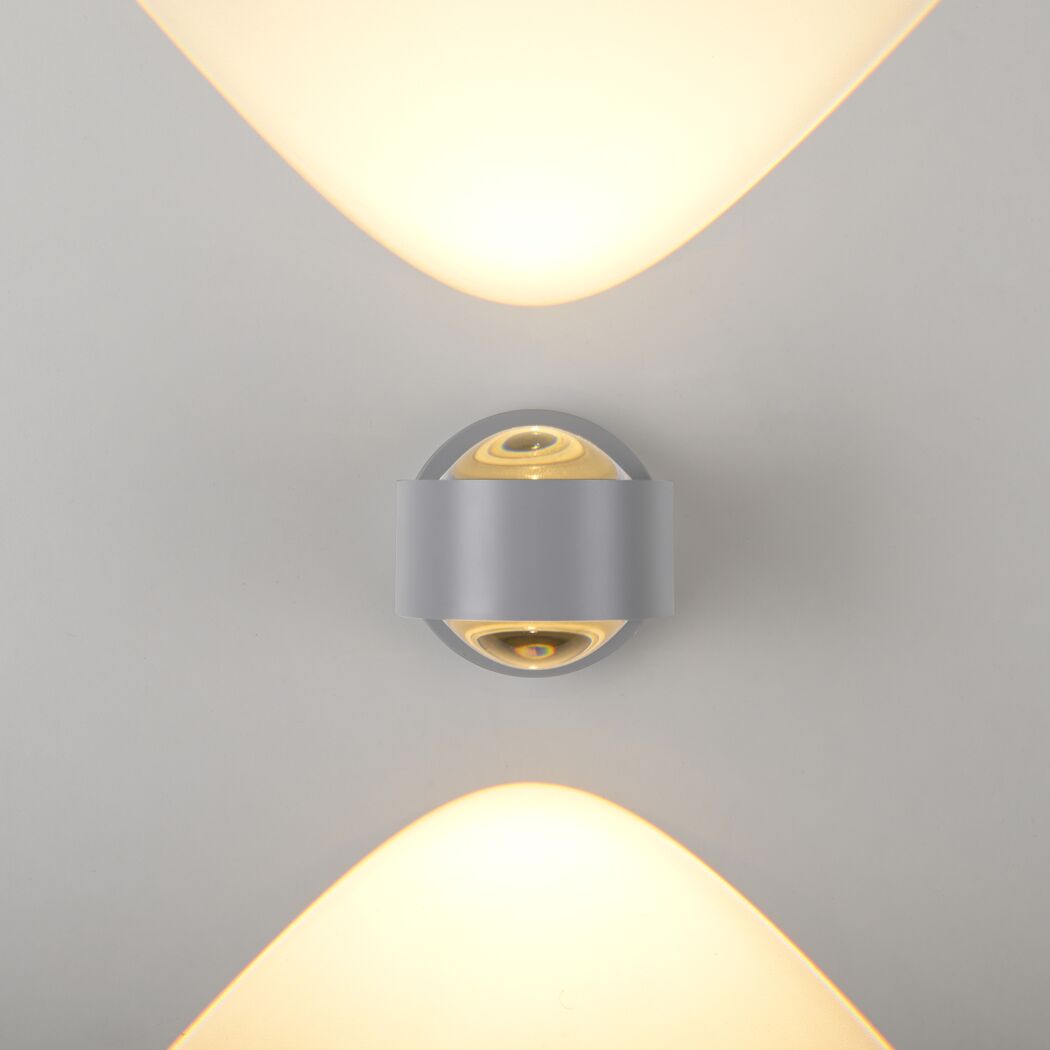 LED-Spot 'Chia' erzeugt warmweißes Lichtmuster an Wand.