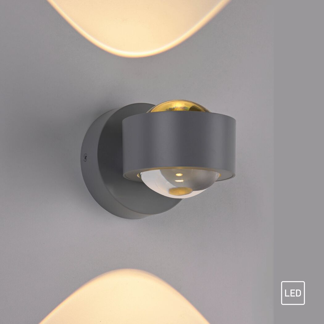Grauer LED-Spot 'Chia' an der Wand mit warmweißem Licht.