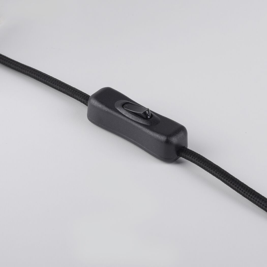 Detailansicht des schwarzen Kippschalters am geflochtenen Kabel.