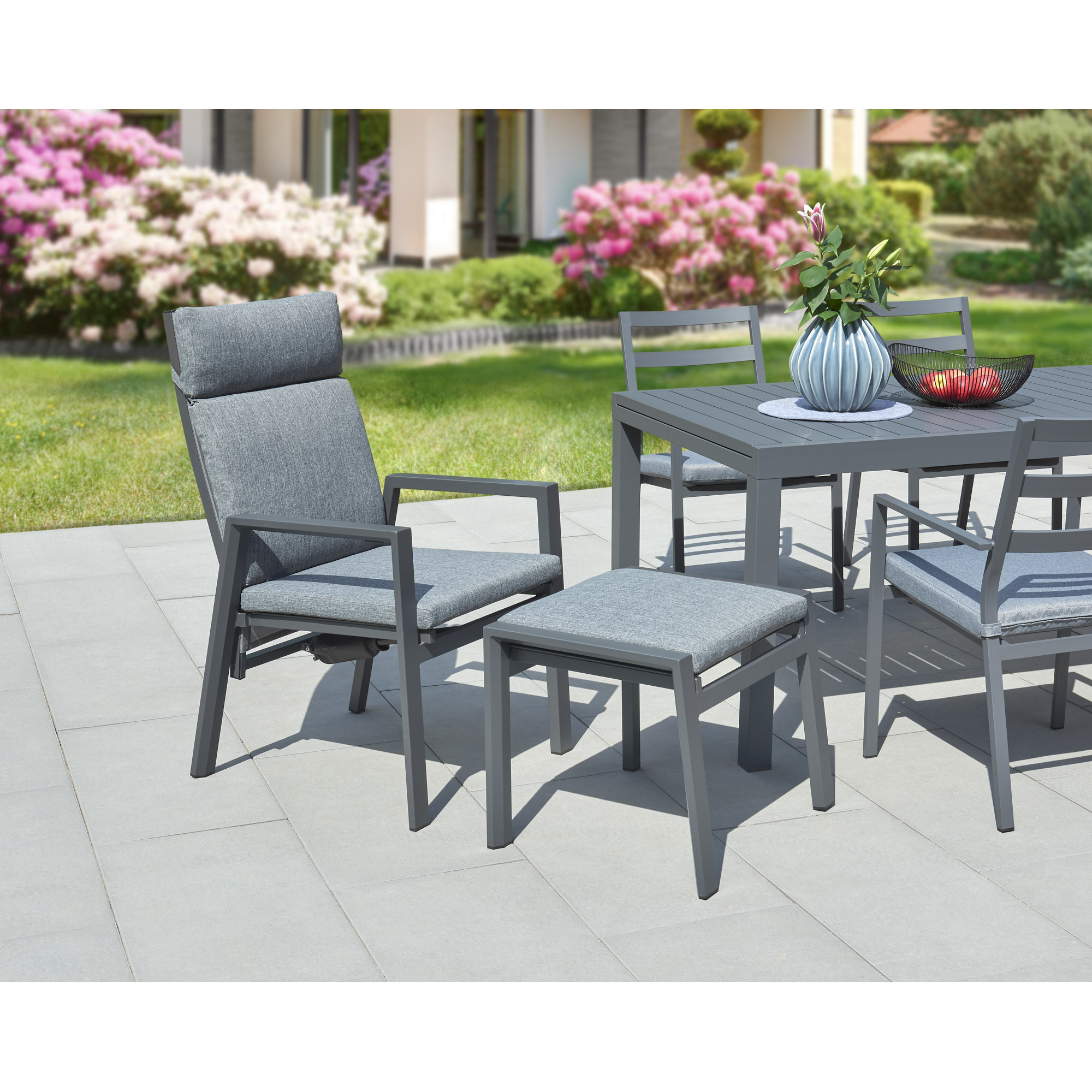 Gartenstuhl mit Hocker 'Romina' schwarz 59 x 105 x 70 cm