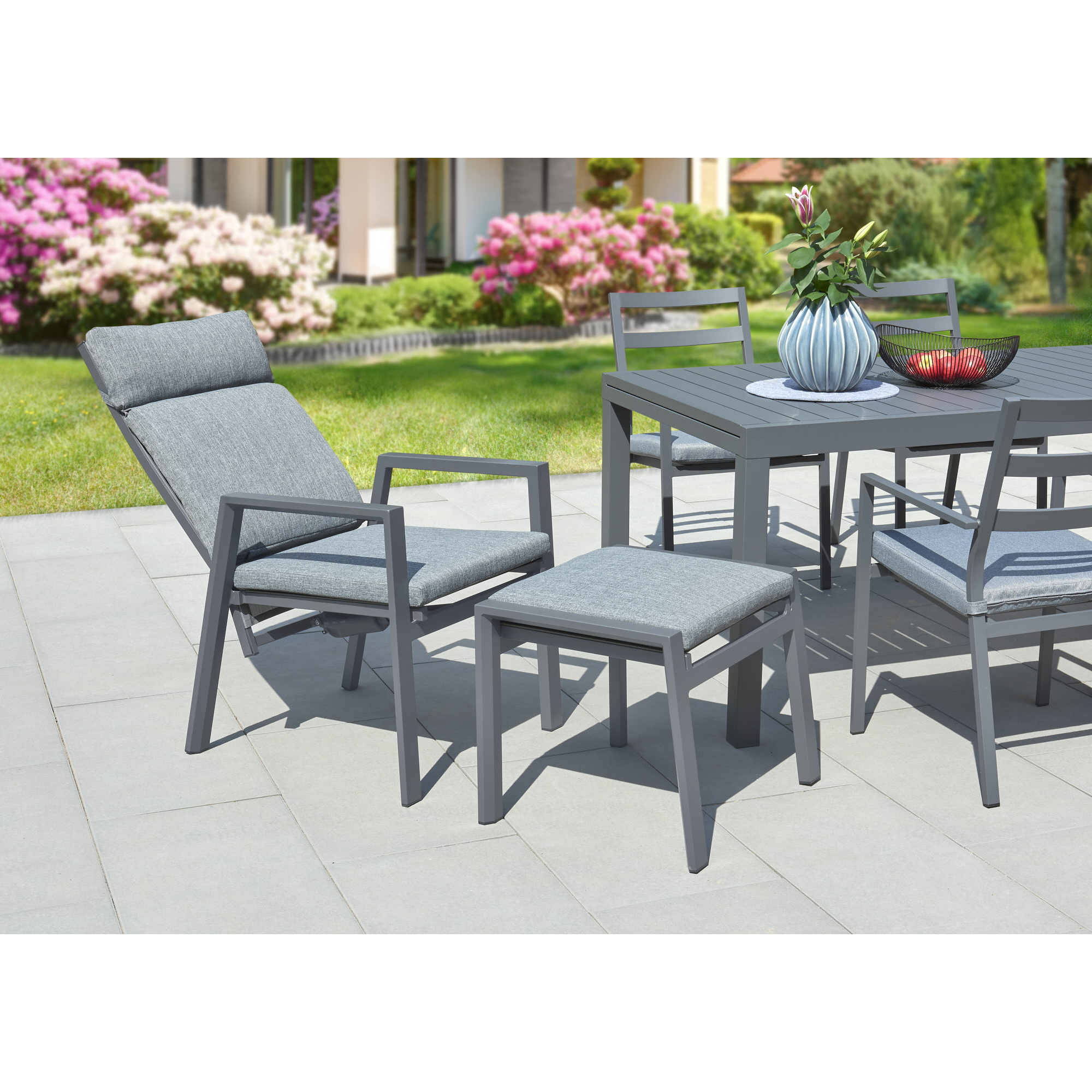 Gartenstuhl mit Hocker 'Romina' schwarz 59 x 105 x 70 cm