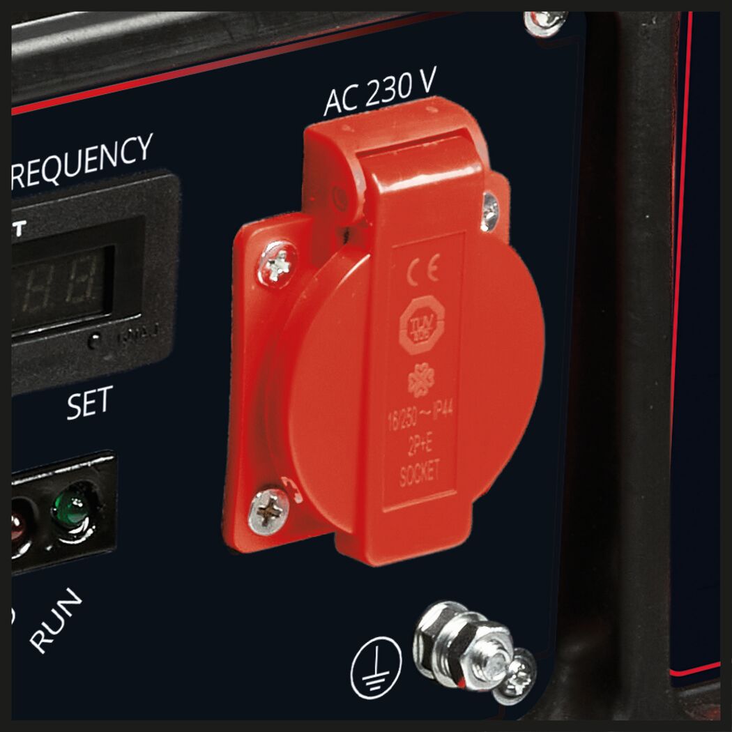 Rote AC 230 V Steckdose des Benzin-Stromerzeugers.