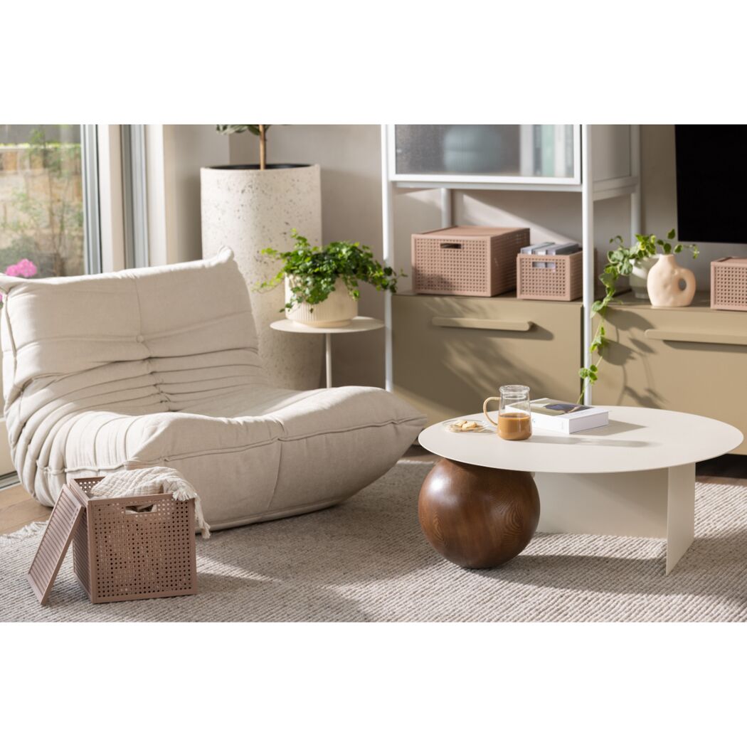 Aufbewahrungsbox 'Kaya' altrosa im modernen Wohnzimmer.