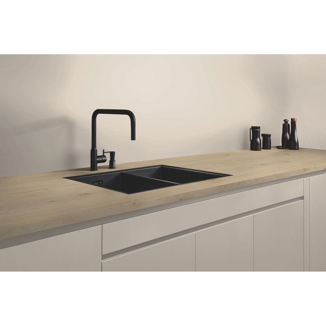 Holzfarbene Arbeitsplatte 'Vendela Mindo' mit schwarzem Spülbecken und Armatur.