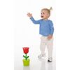 Kind spielt begeistert mit der Seifenblasen-Blume.