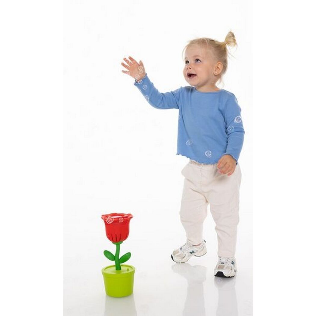 Kind spielt begeistert mit der Seifenblasen-Blume.