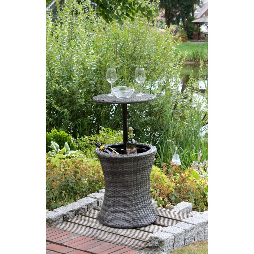 Gartentisch 'Mumbai' mit Weingläsern und Flaschen im integrierten Kühler.