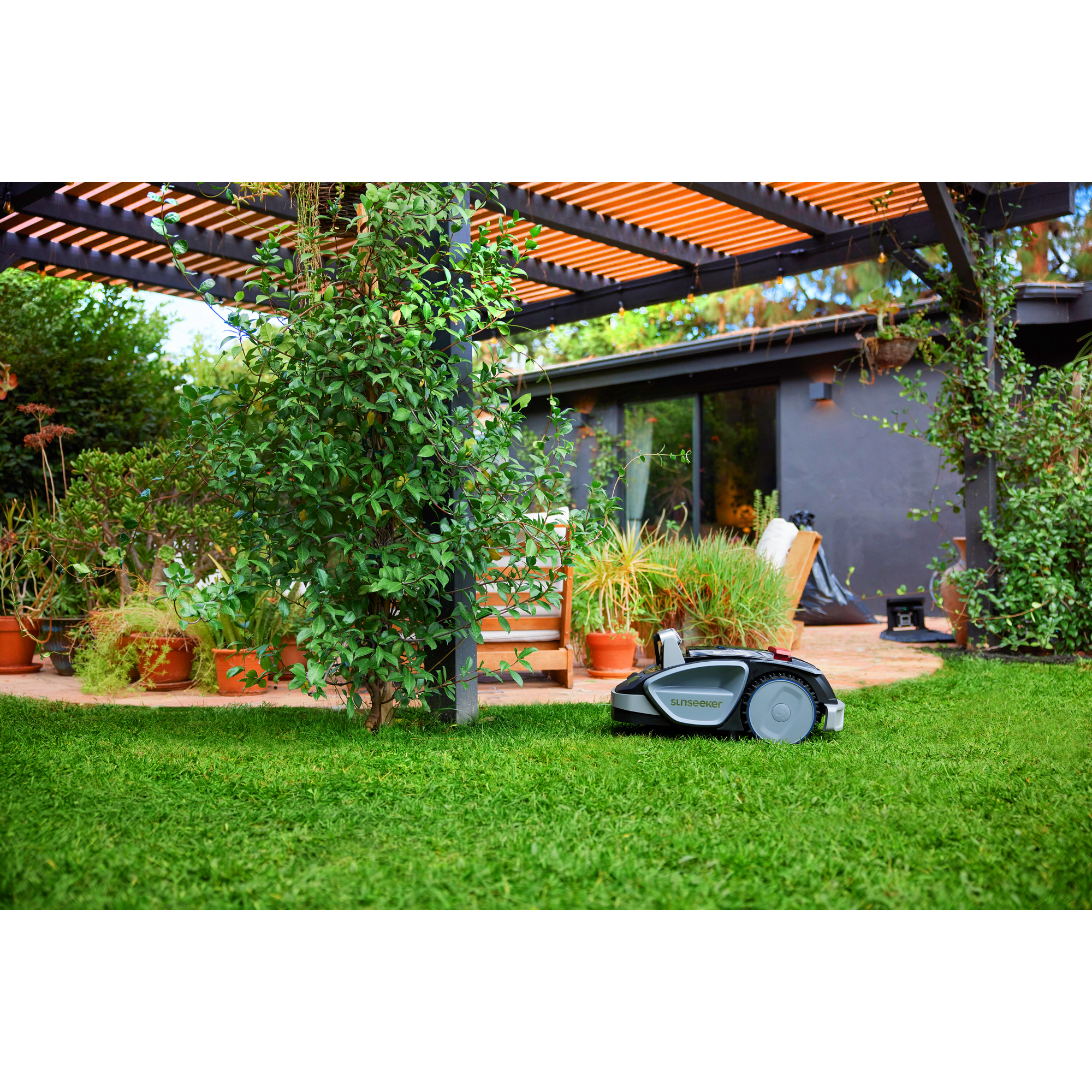 Mähroboter 'V3' mit Garage bis 600 m²