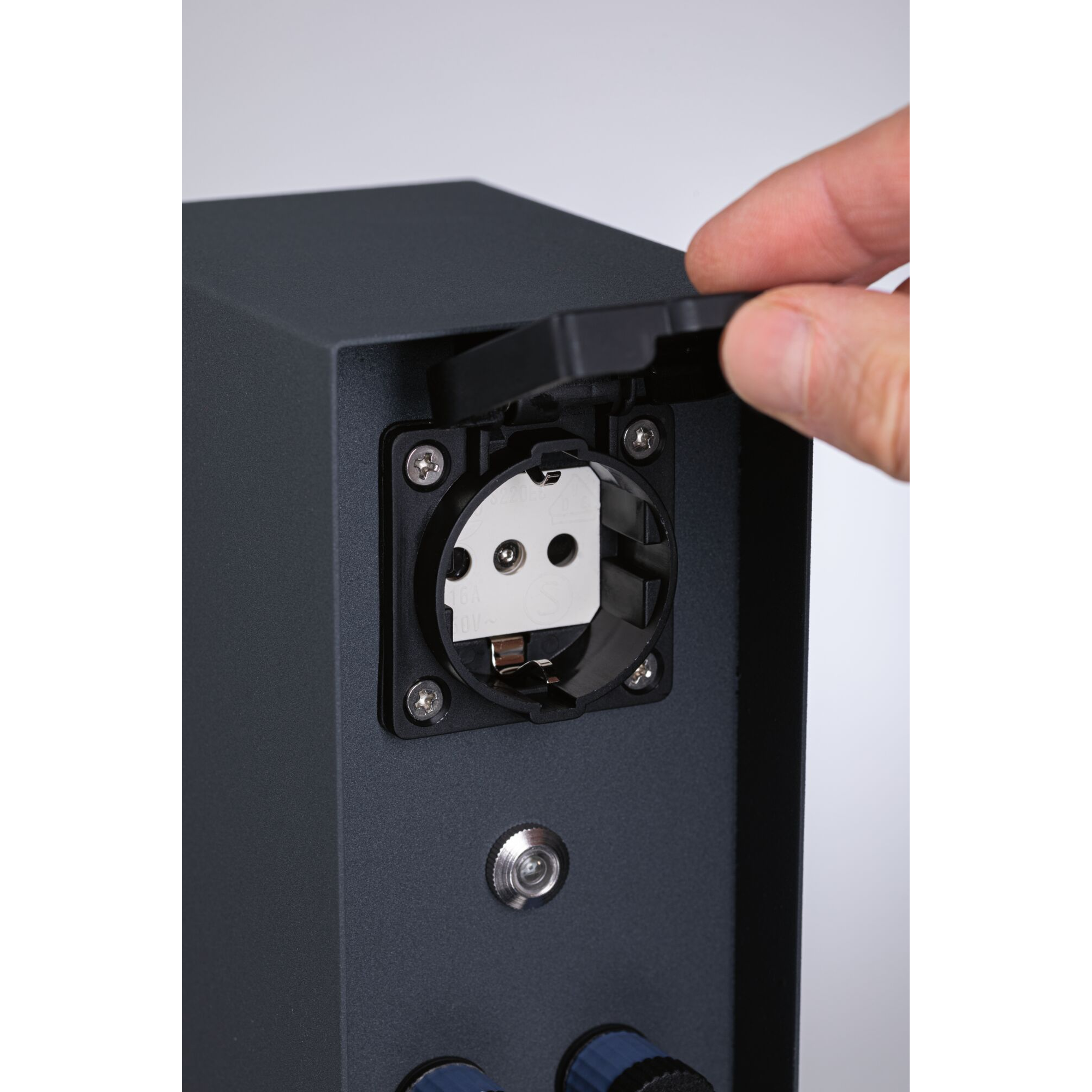 Steckdosensäule 'Plug & Shine' anthrazit IP 44 3680 W