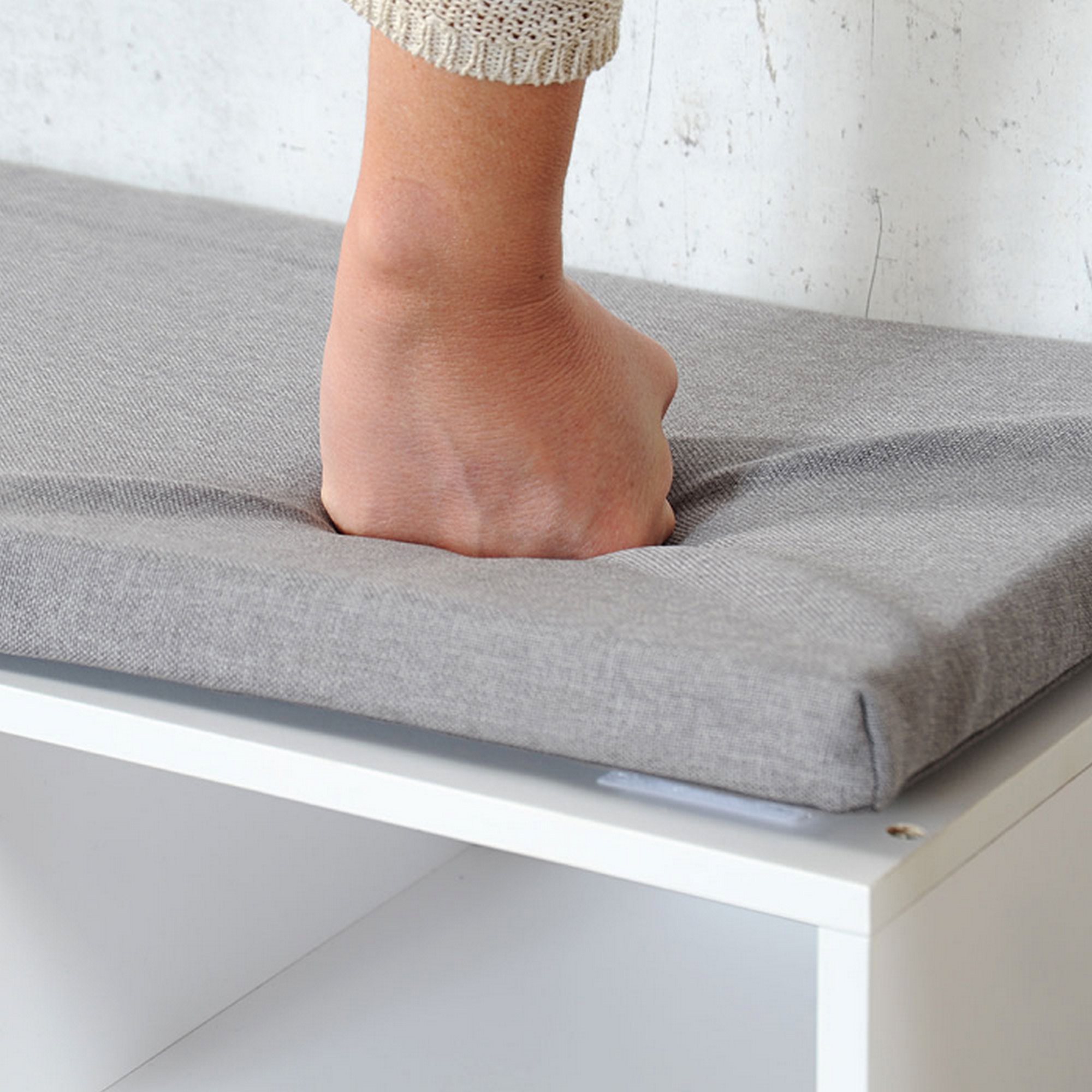 Schuhschrank mit Sitzkissen weiß/grau 51,5 x 48 x 29,5 cm