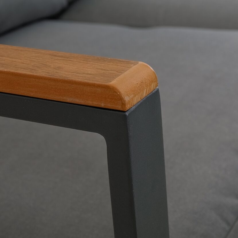 Detailaufnahme Holz- und Aluminium-Armlehne vom Loungemöbelset Bozen.