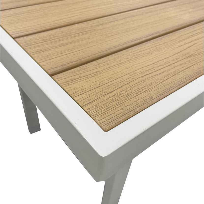 Nahaufnahme Tischplatte Loungemöbelset, Holzoptik mit weißem Rahmen.