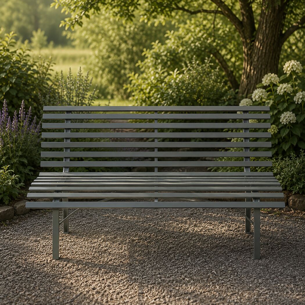 Graue Gartenbank 'Palermo' aus Stahl auf Kiesweg.