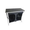 Klappbarer Campingschrank mit schwarzer Platte und Fächern.