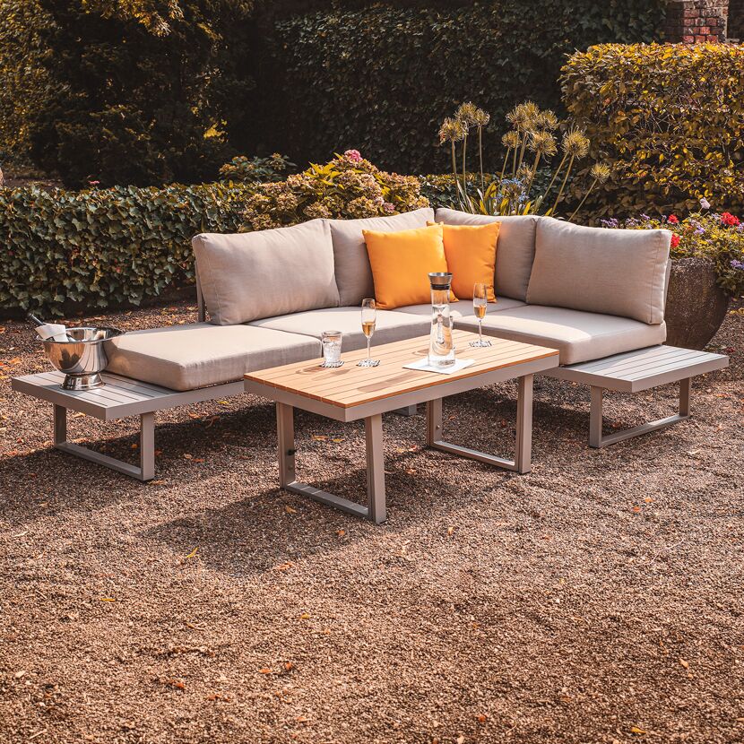 Loungemöbelset 'Aruba' im Garten mit Getränken