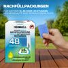 Hand hält Thermacell Mückenabwehr Nachfüllpackung und blaue Matte