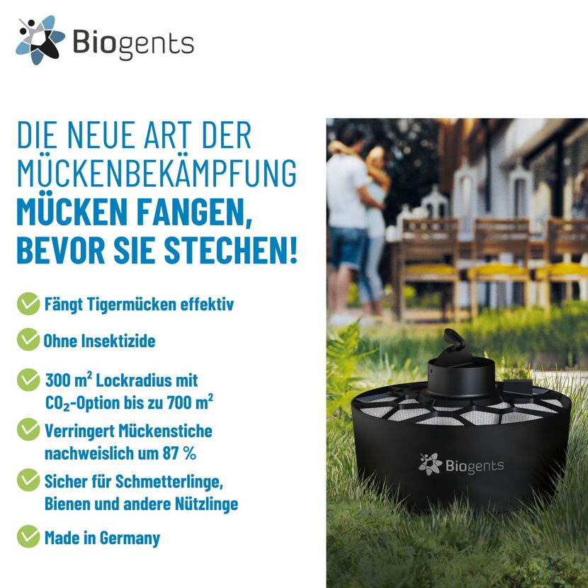Schwarze Mückenfalle 'Aero Trap' auf Rasen im Garten.