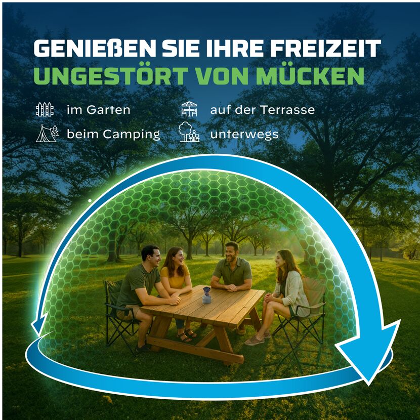 Lachende Personen mit Mückenabwehrgerät an Tisch im Grünen.