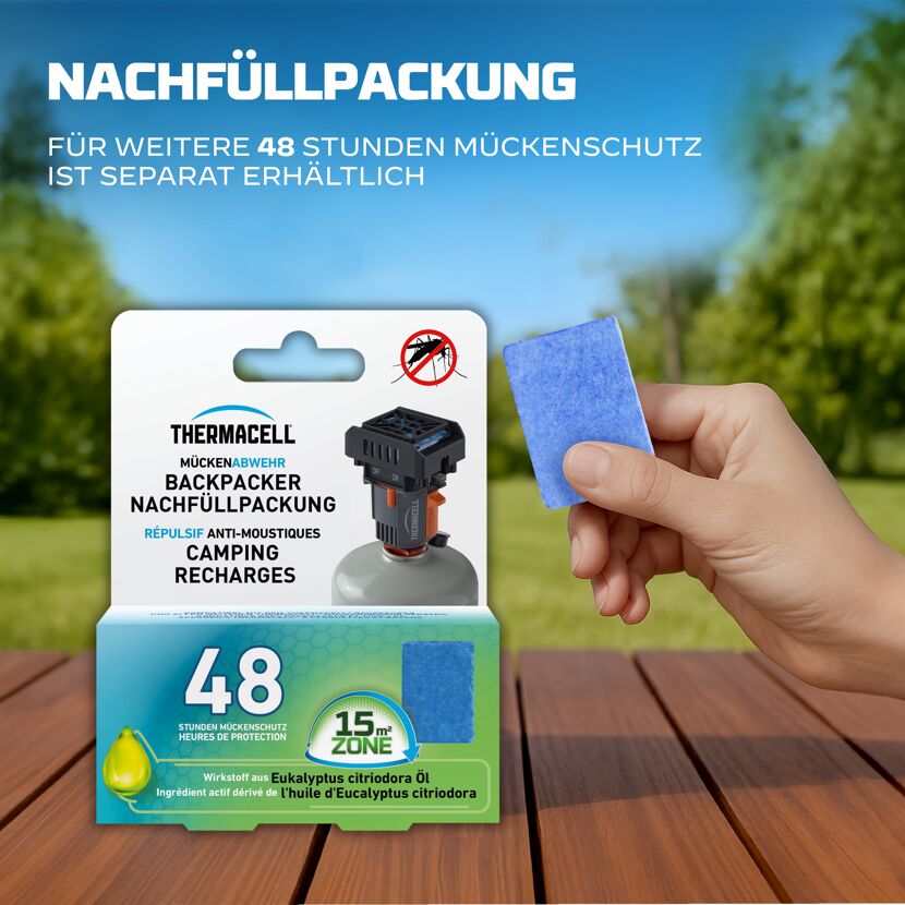 Hand hält blaue Nachfüllplatte für Thermacell Mückenabwehr.