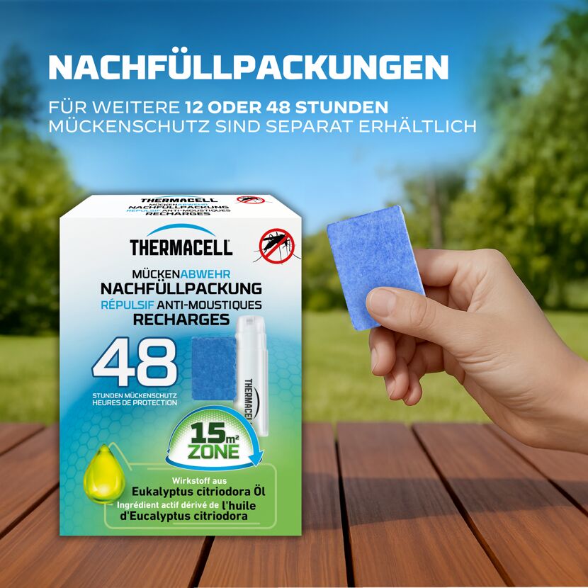 Hand hält blaue Thermacell Mückenabwehr Nachfüllmatte