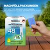 Person hält blaues Mückenabwehr-Plättchen neben Thermacell Nachfüllpackung.