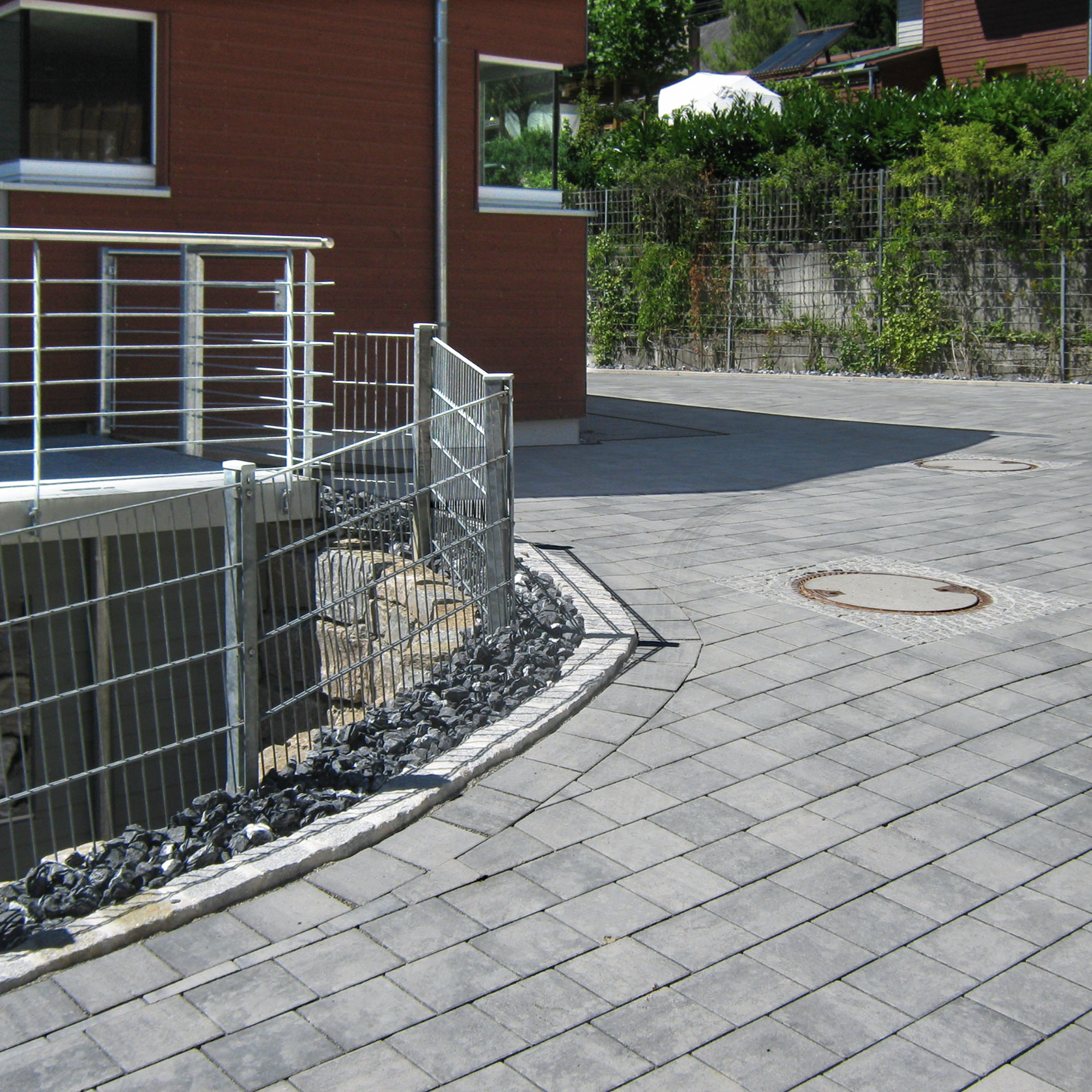 Pflasterstein 'T-Place Aquastyle' Beton weiß/schwarz 30 x 15 x 6 cm