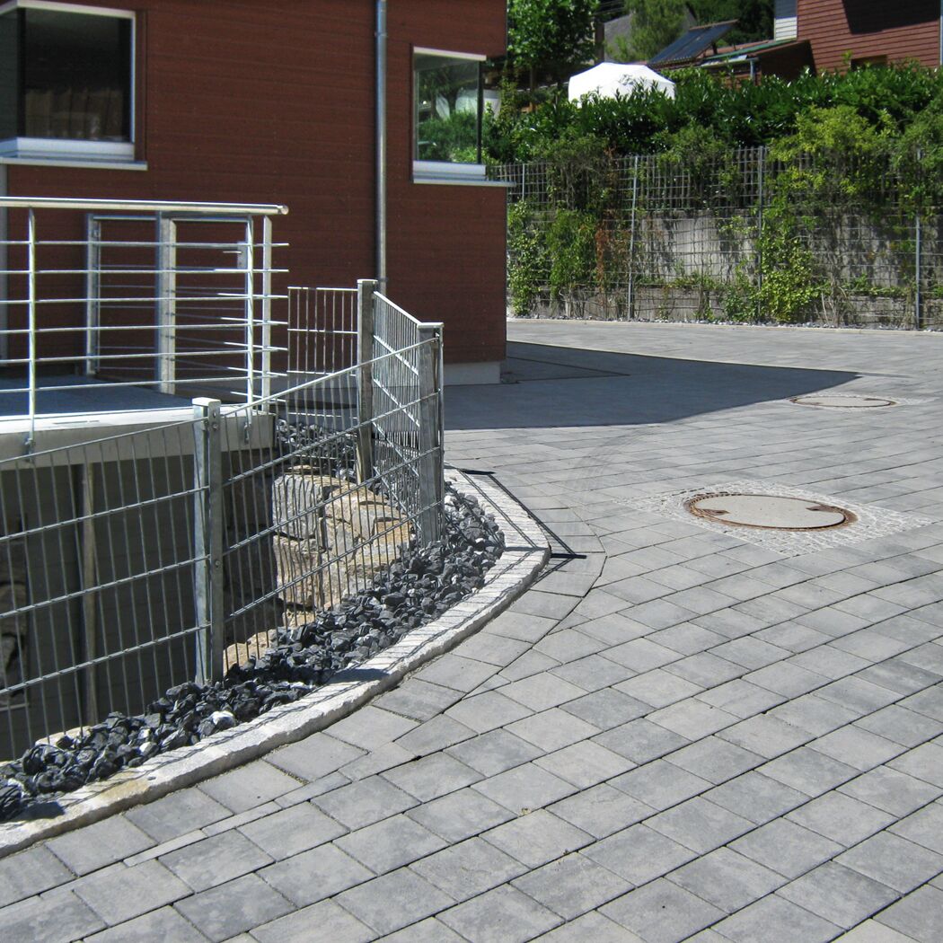 Pflasterstein 'T-Place Aquastyle' Beton weiß/schwarz 30 x 15 x 6 cm