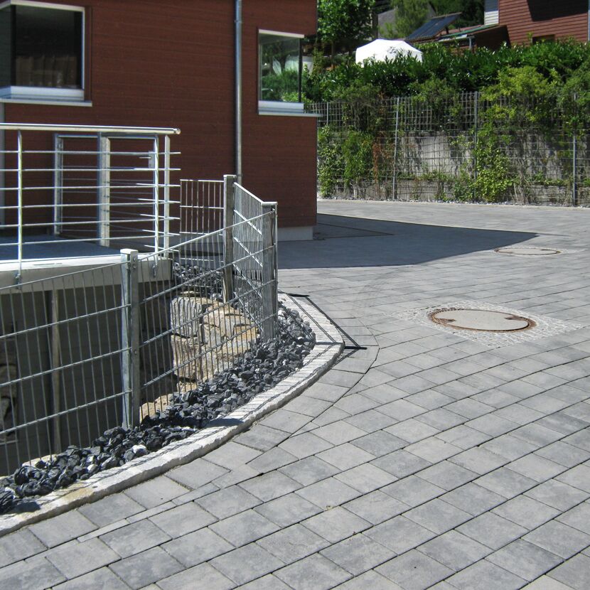 Pflasterstein 'T-Place Aquastyle' Beton weiß/schwarz 30 x 15 x 6 cm