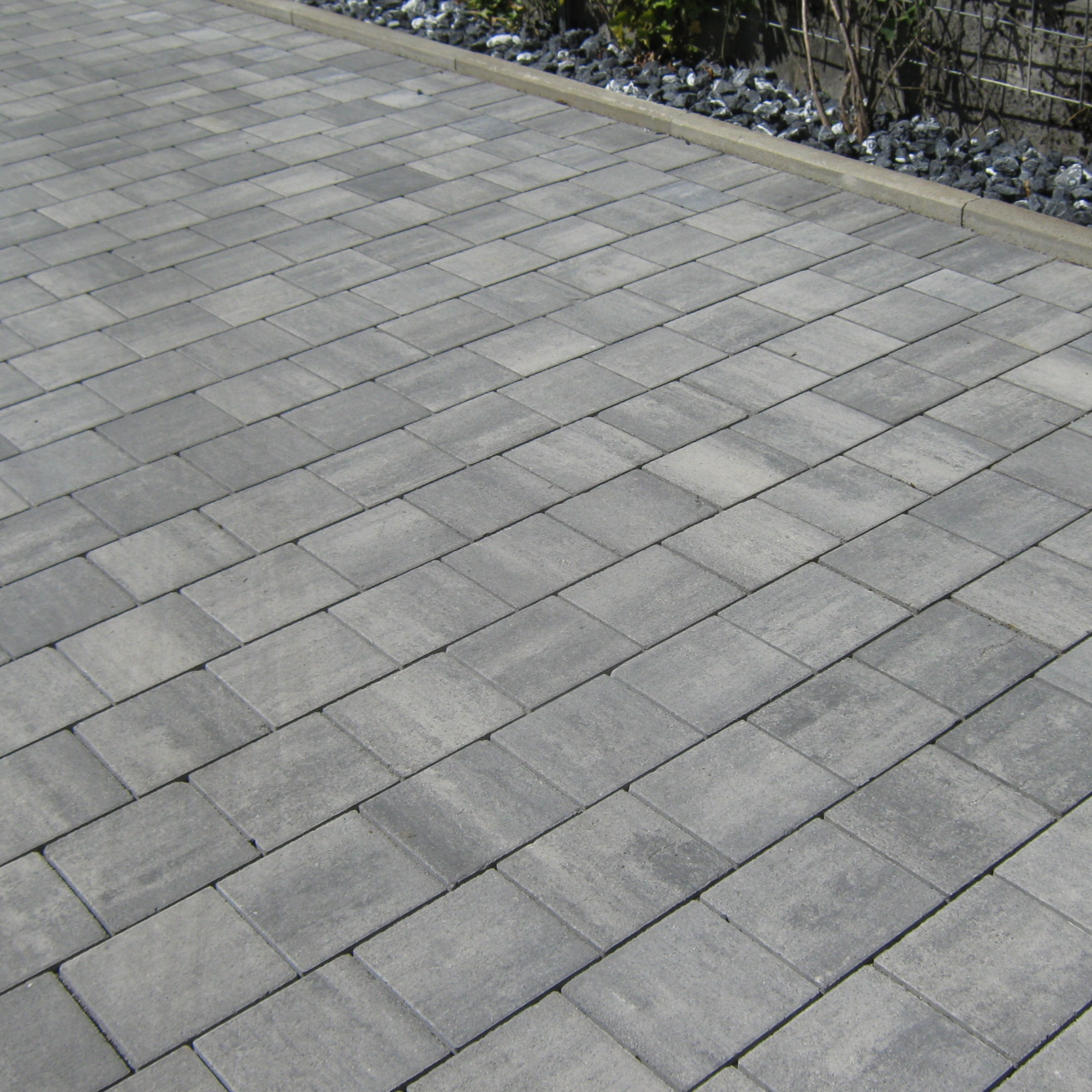 Pflasterstein 'T-Place Aquastyle' Beton weiß/schwarz 30 x 15 x 6 cm