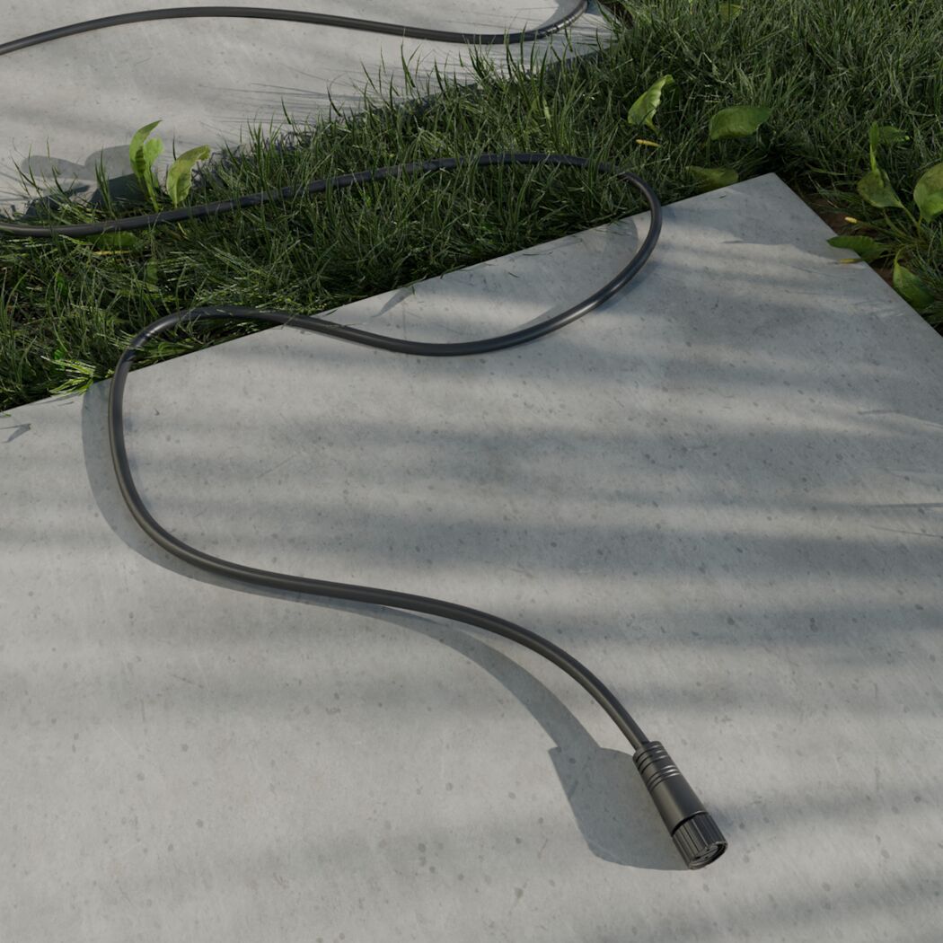 Verbindungskabel für Garten-Lichtsystem auf Betonweg und Gras