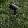Steinel T-Verbinder und Gartenstrahler auf dem Gras.