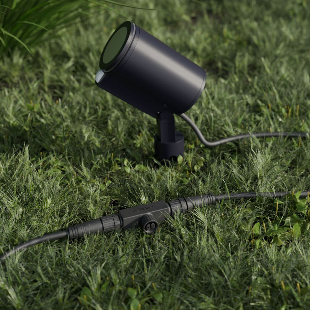 Steinel T-Verbinder und Gartenstrahler auf dem Gras.