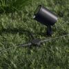Kreuzverbinder für Garten-Lichtsystem auf Gras