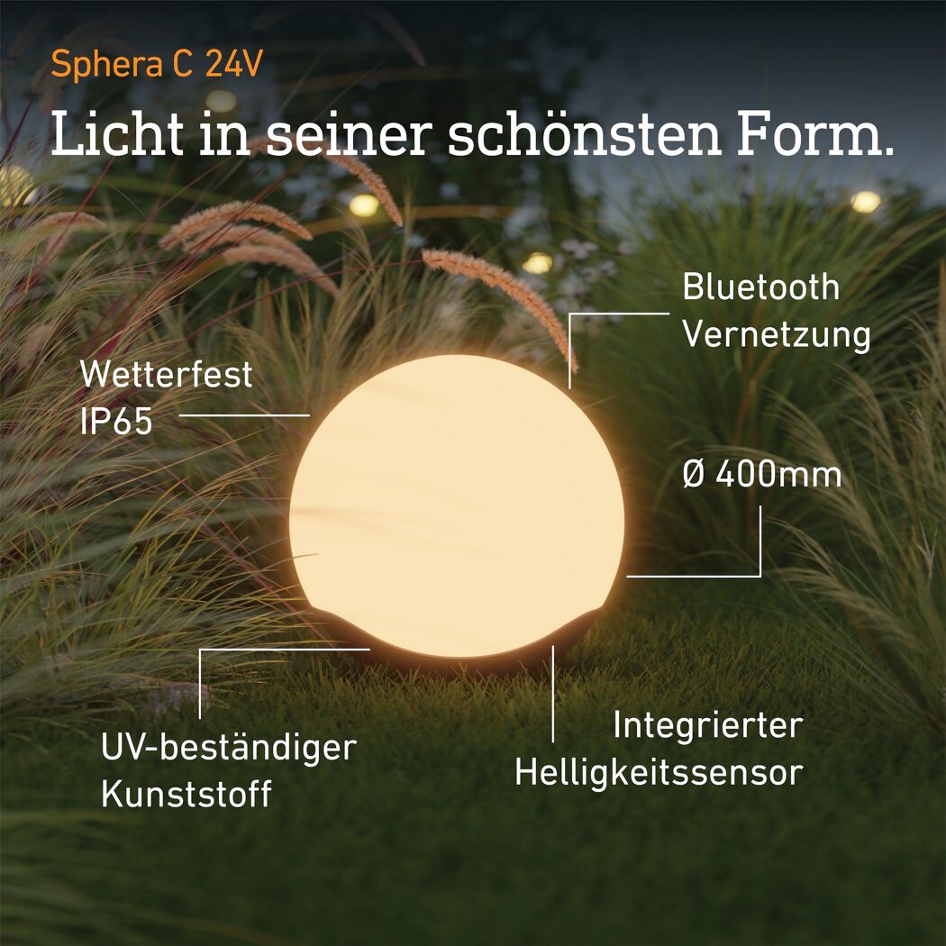 Gartenleuchte 'Sphera C 24V' leuchtet im Gras.