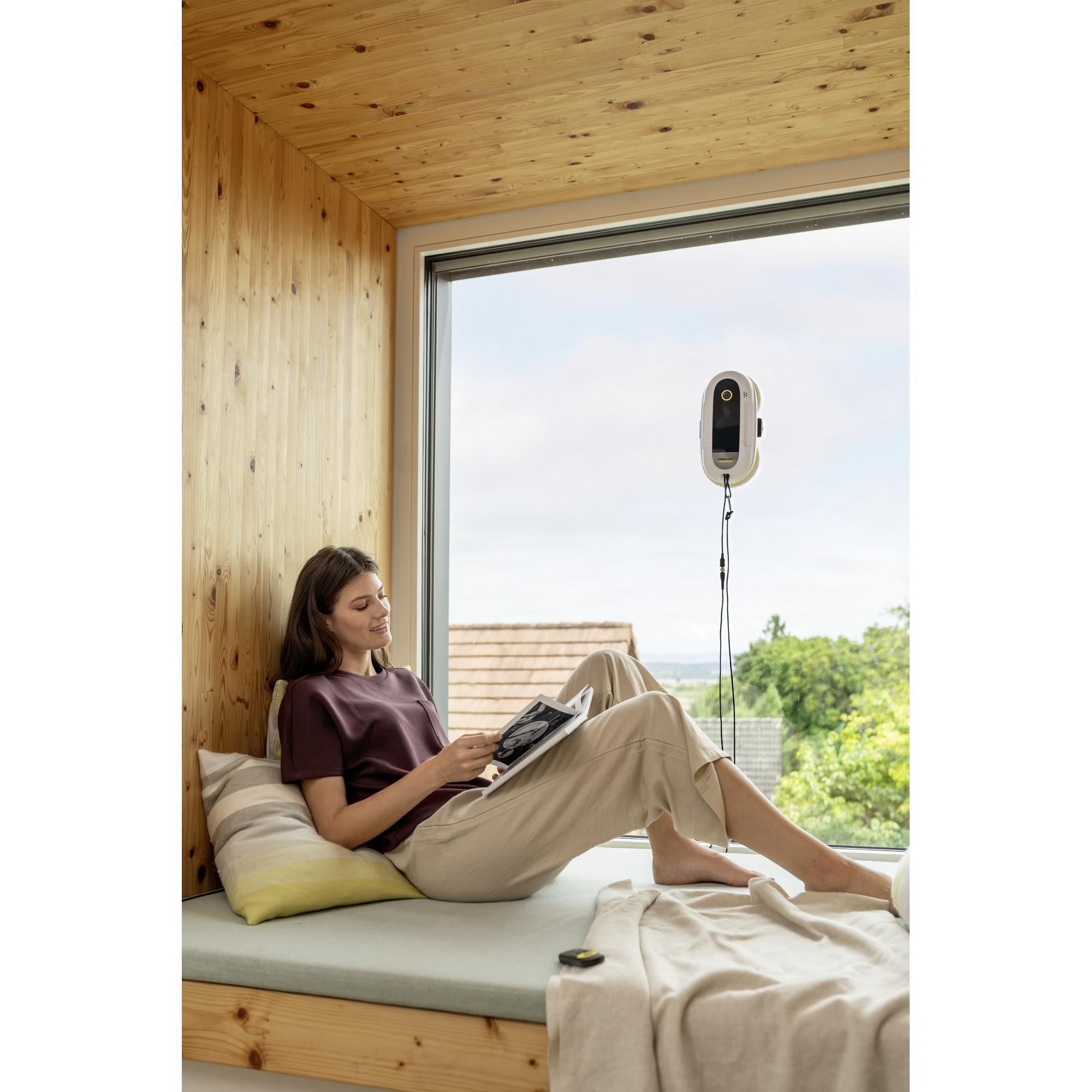 Fensterputzroboter 'RCW 2' mit Fernbedienung