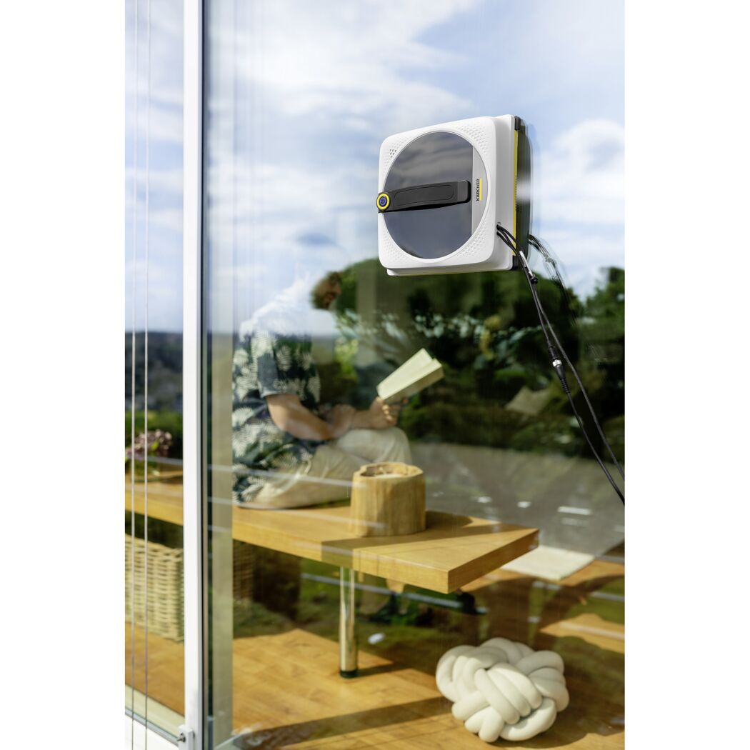 Fensterputzroboter 'RCW 4' mit Wischtuch und Reinigungsmittel