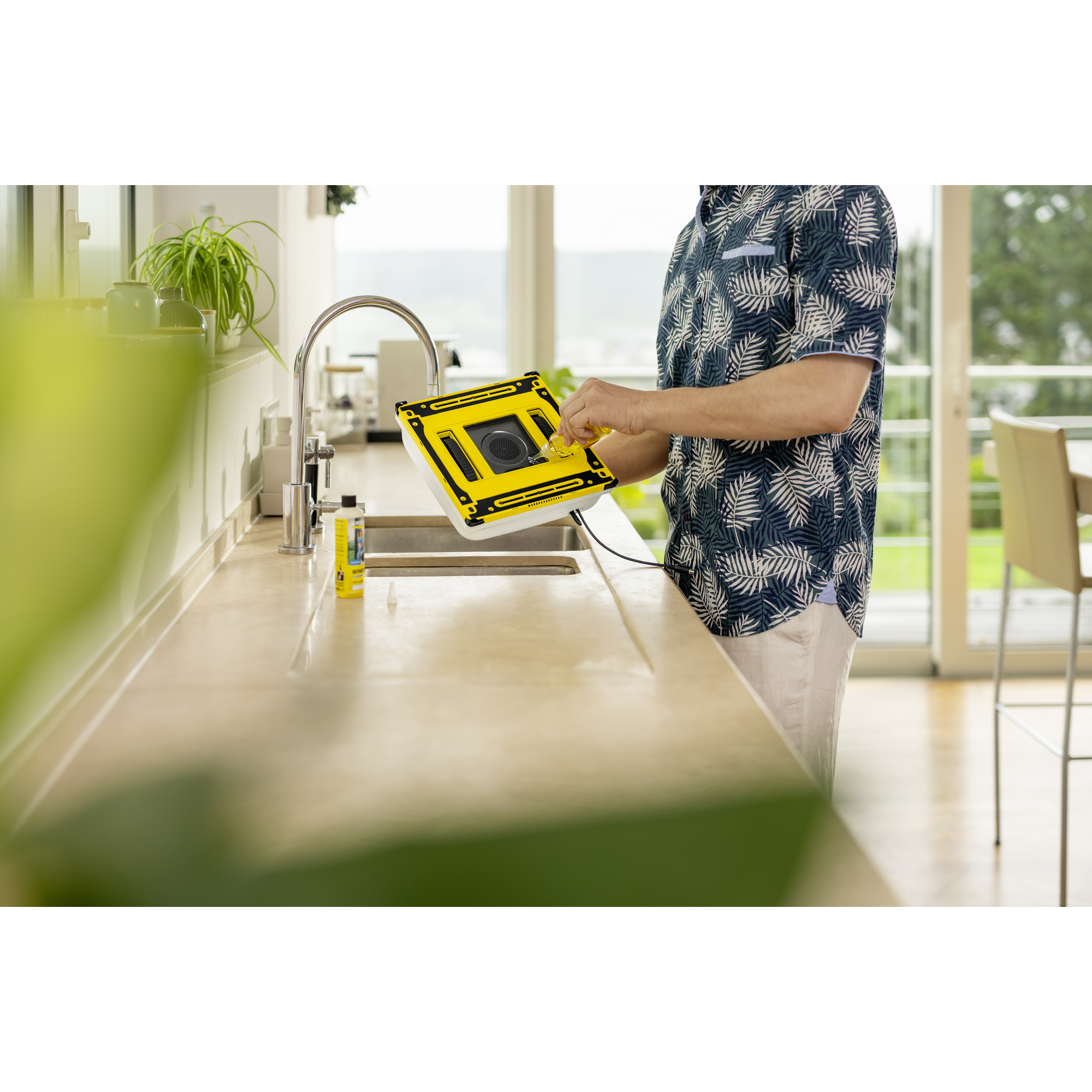 Fensterputzroboter 'RCW 4' mit Wischtuch und Reinigungsmittel