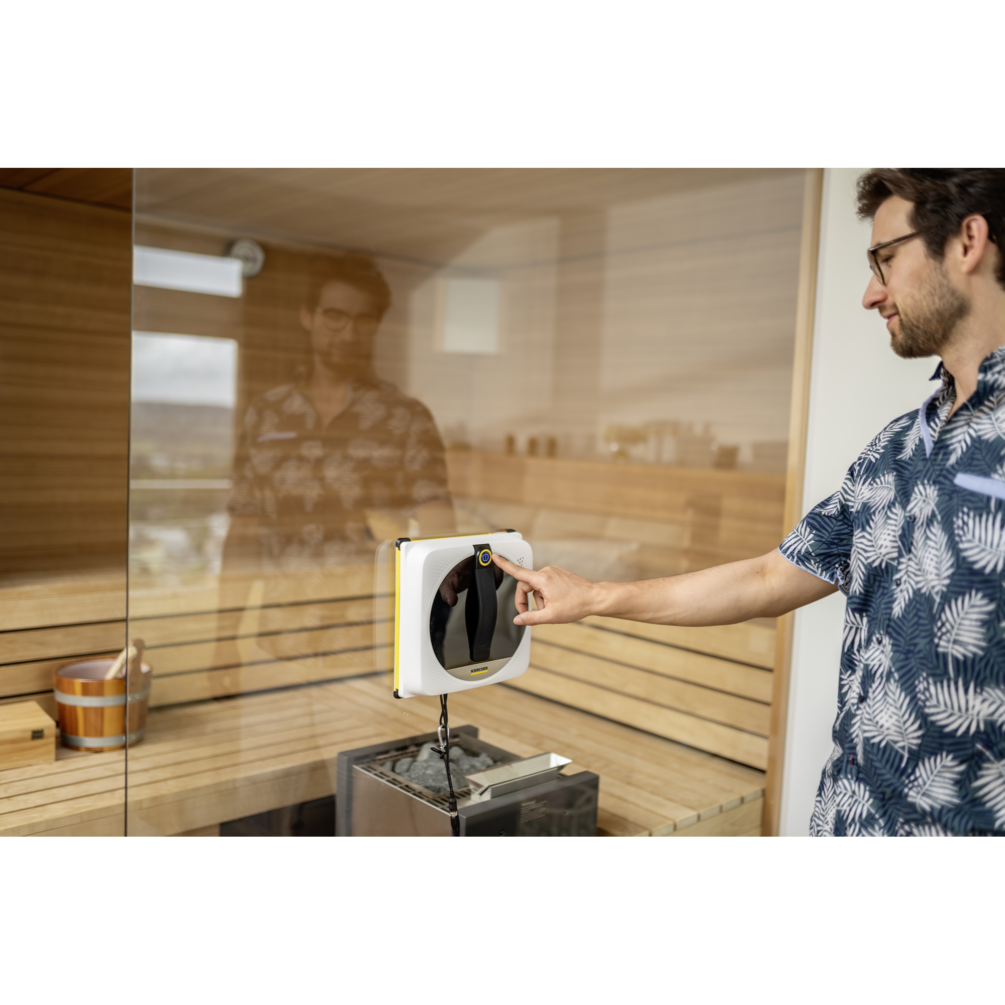 Fensterputzroboter 'RCW 4' mit Wischtuch und Reinigungsmittel