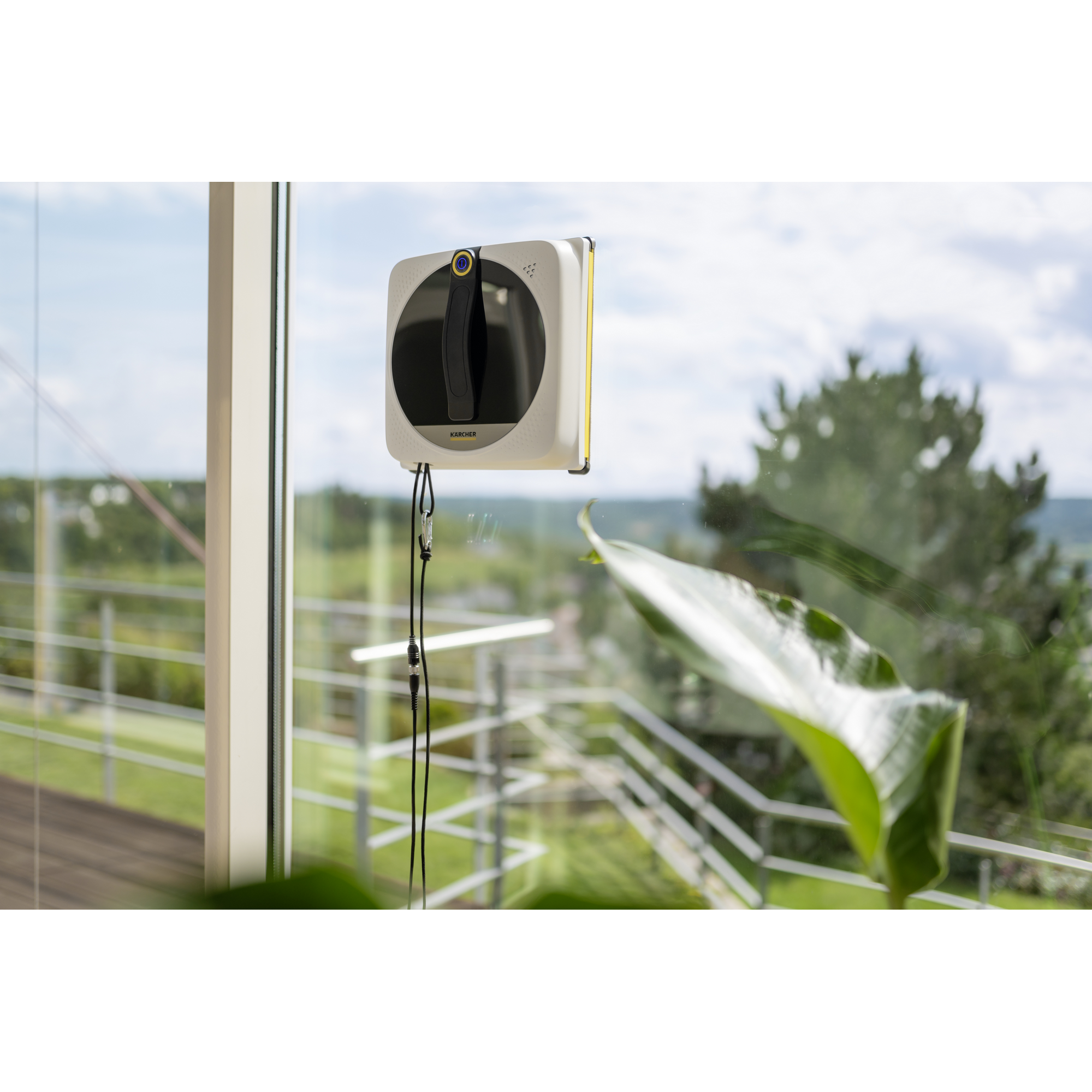 Fensterputzroboter 'RCW 4' mit Wischtuch und Reinigungsmittel