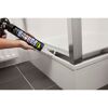 Hand dichtet Duschwanne mit Poly Max Dichtstoff ab.