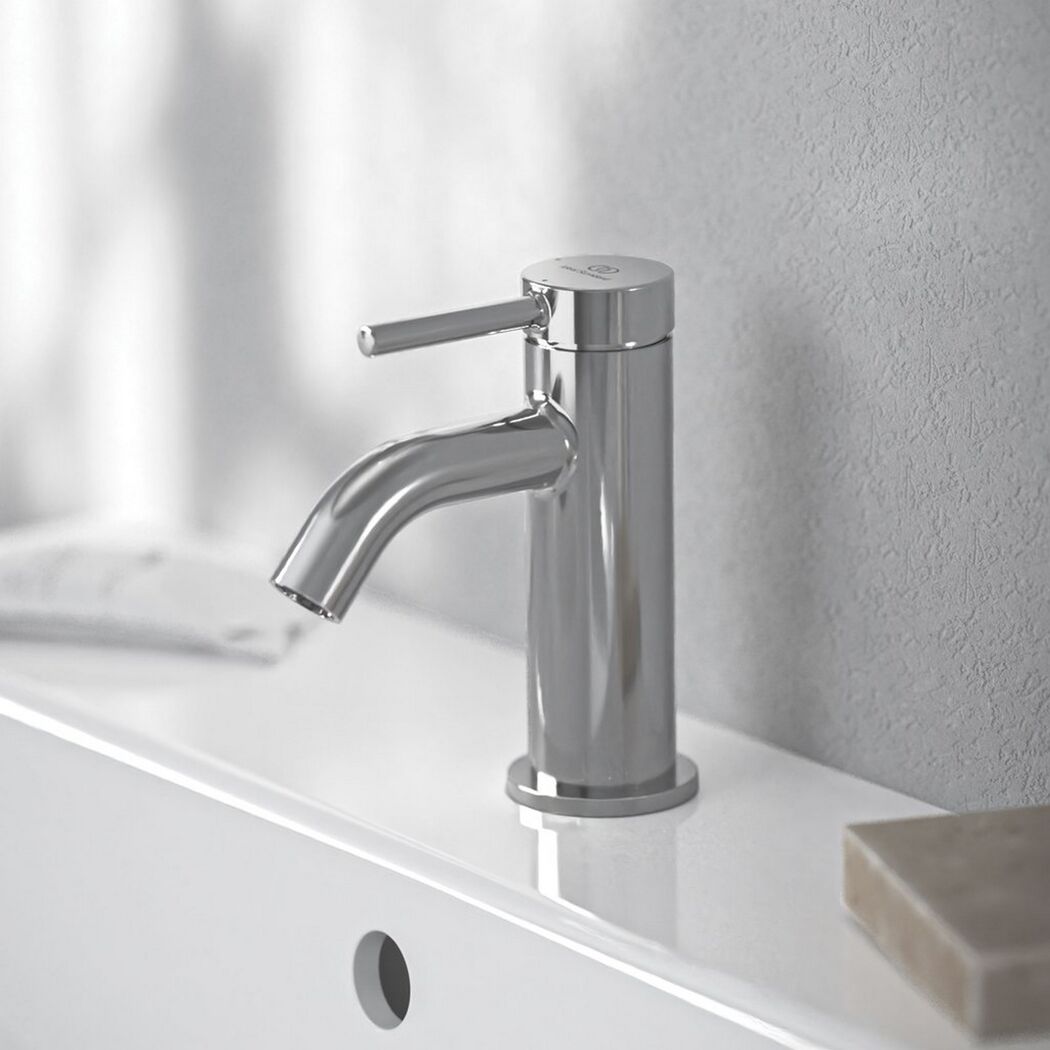 Waschtischarmatur 'Ceraline Nuovo' chromfarben 90 mm mit Push-Open-Ventil