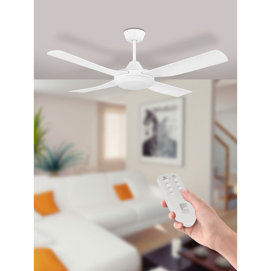Weiße Fernbedienung für Deckenventilatoren in einer Hand.