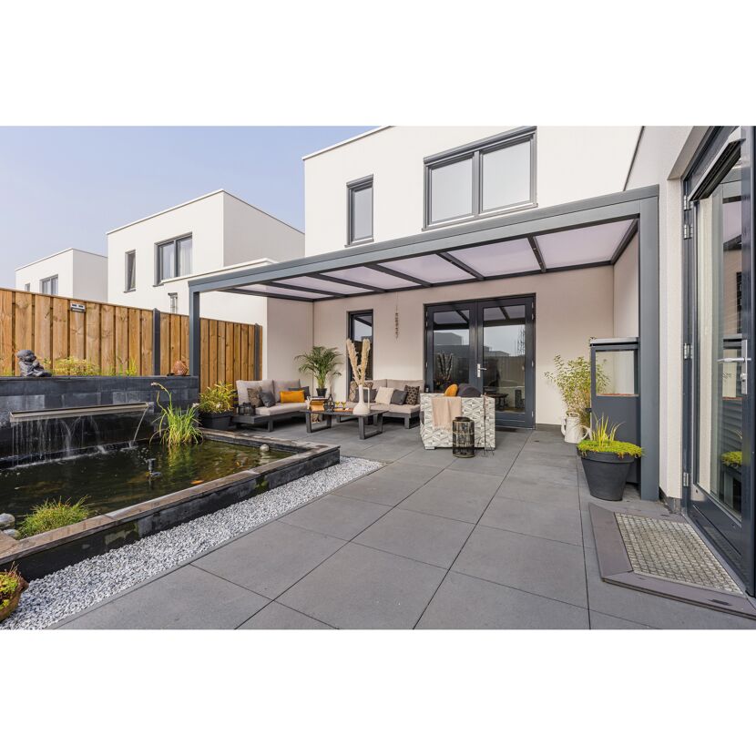 Terrassenüberdachung 'Essence' grau über einer modernen Terrasse