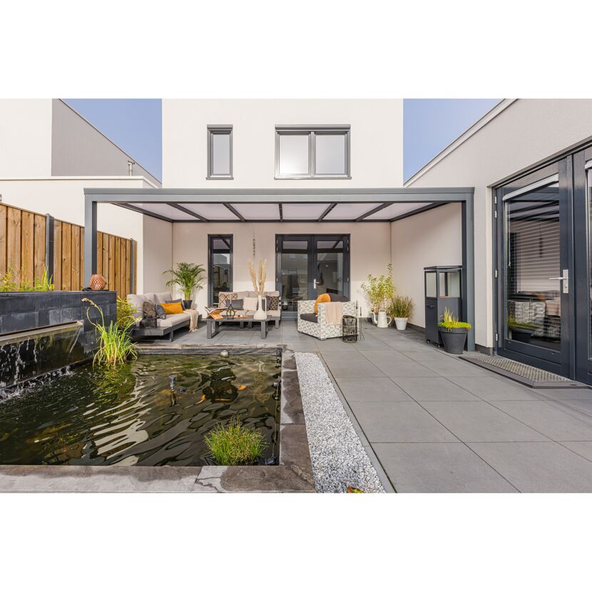 Graue Terrassenüberdachung 'Essence' über modernem Außenbereich mit Teich.