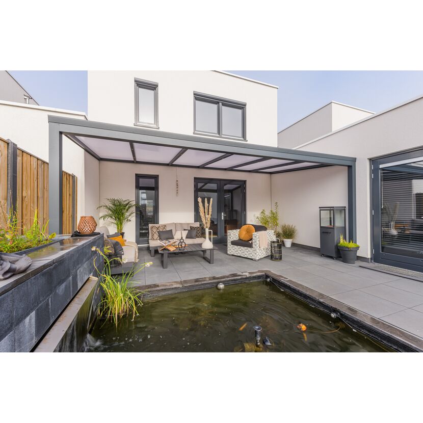 Moderne Terrasse mit grauer Terrassenüberdachung und Teich.